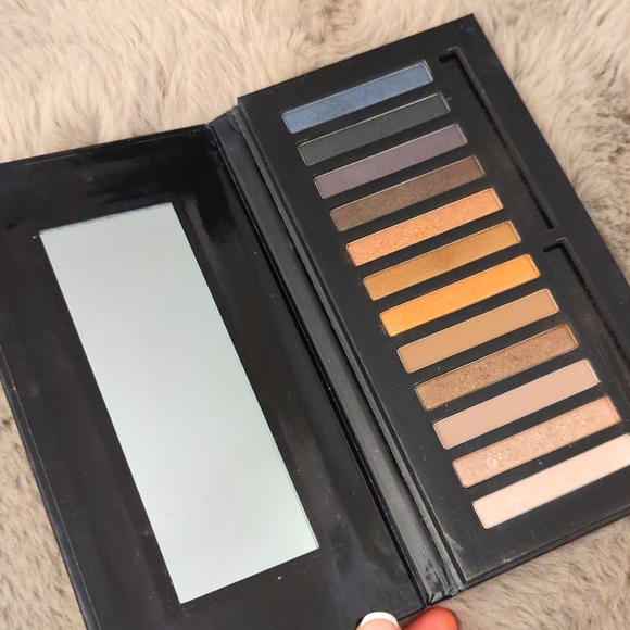 Eyeshadow - Picture 2 of 2